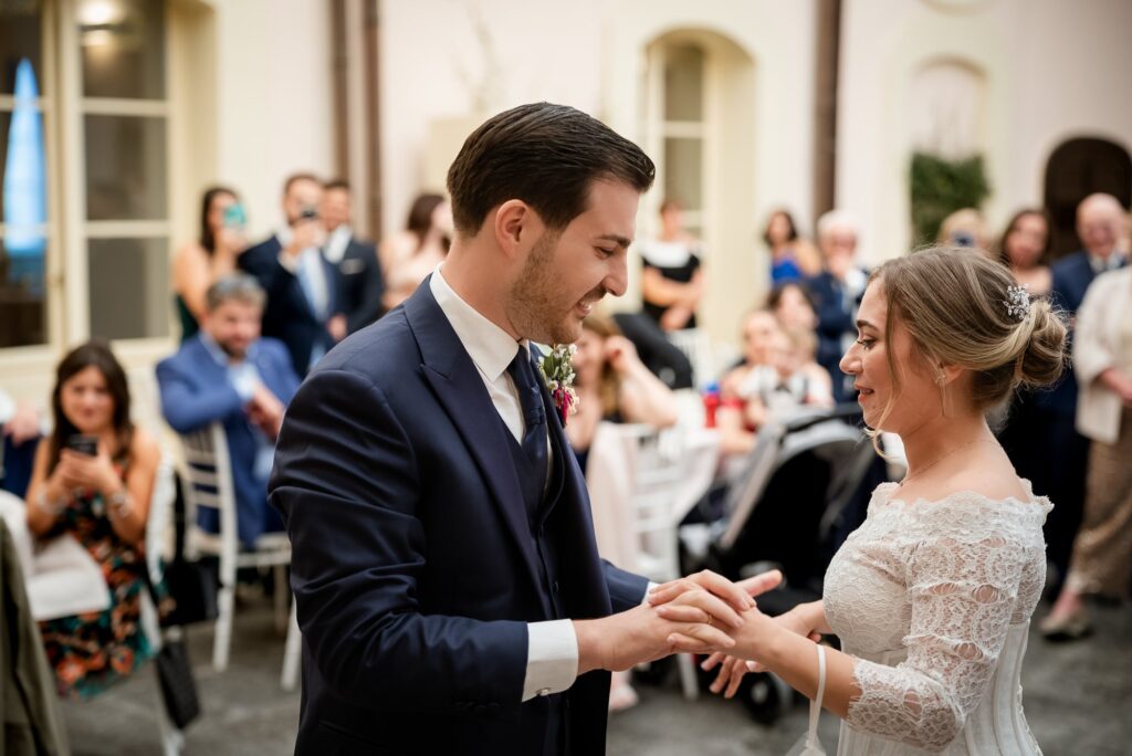 Lo sposo e la sposa ballano sorridendo