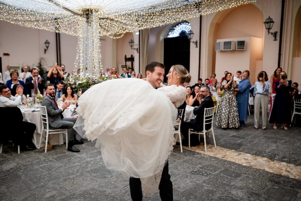 Lo sposo solleva la sposa in pista