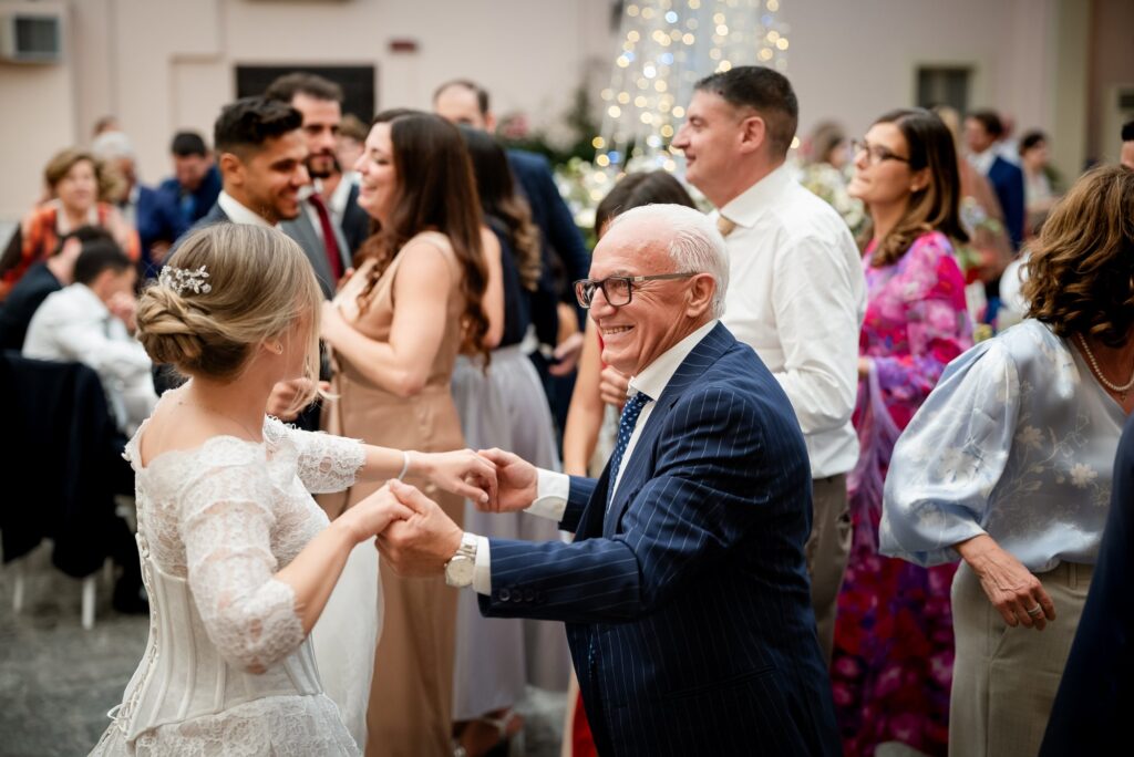 La sposa balla con un invitato