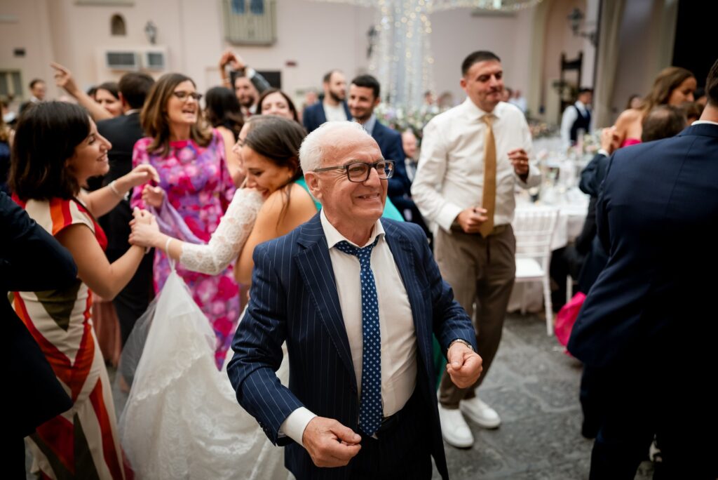Gli invitati ballano nel cortile