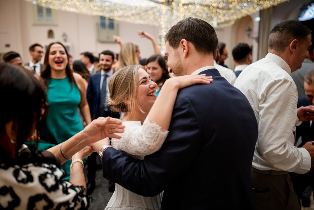 Gli sposi ballano tra gli invitati