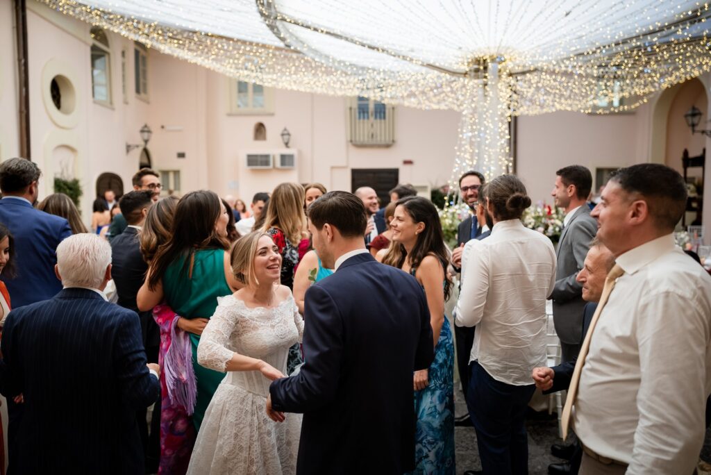 Il cortile del Castello Ducale pieno di invitati che ballano