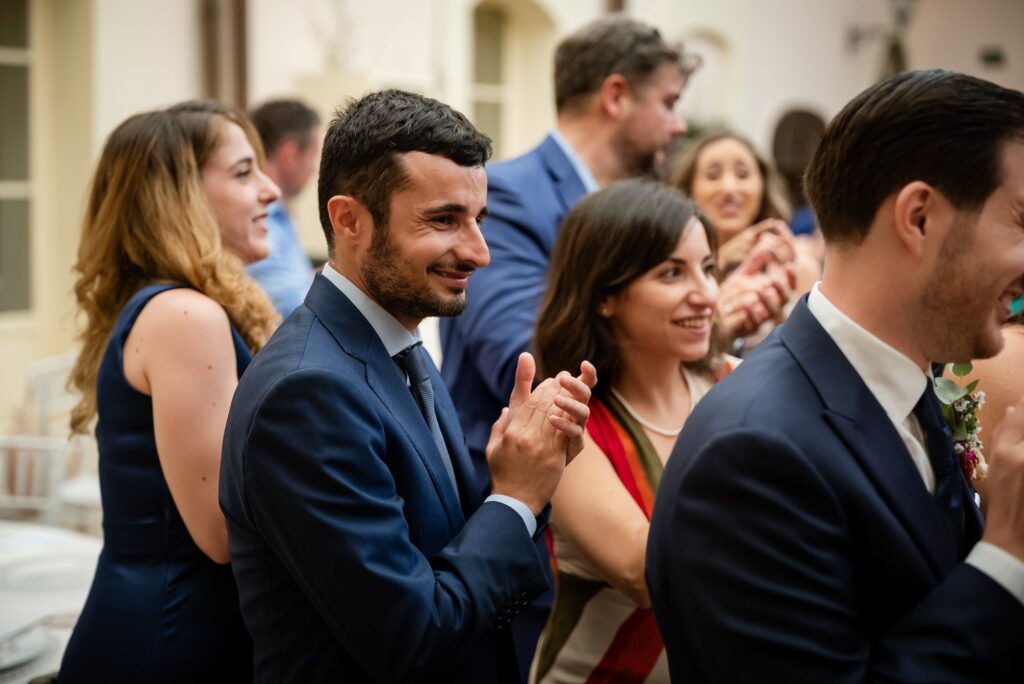 Gli invitati applaudono durante la festa