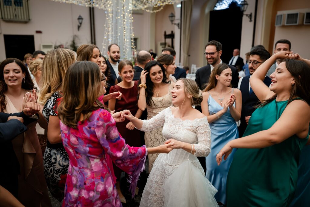 La sposa balla tra gli invitati