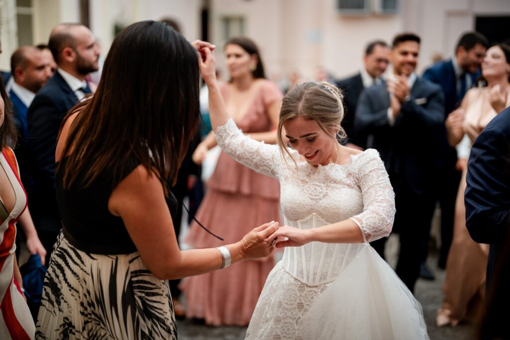 La sposa balla con le amiche