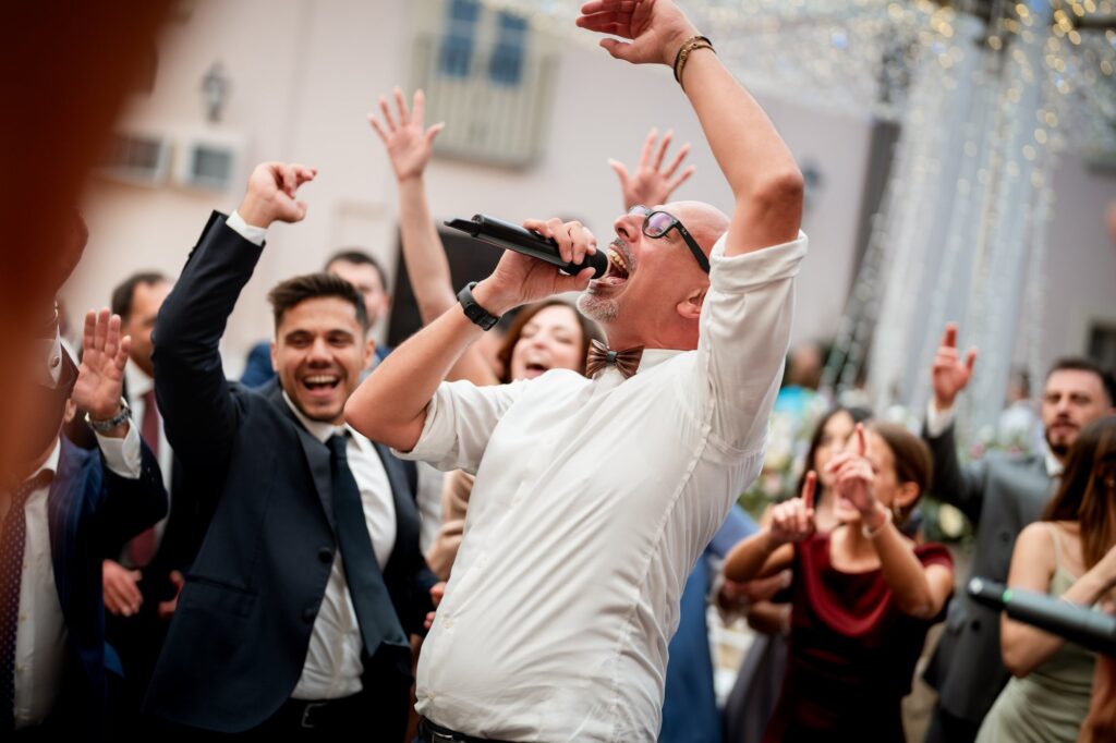 Gli amici in festa con le braccia alzate