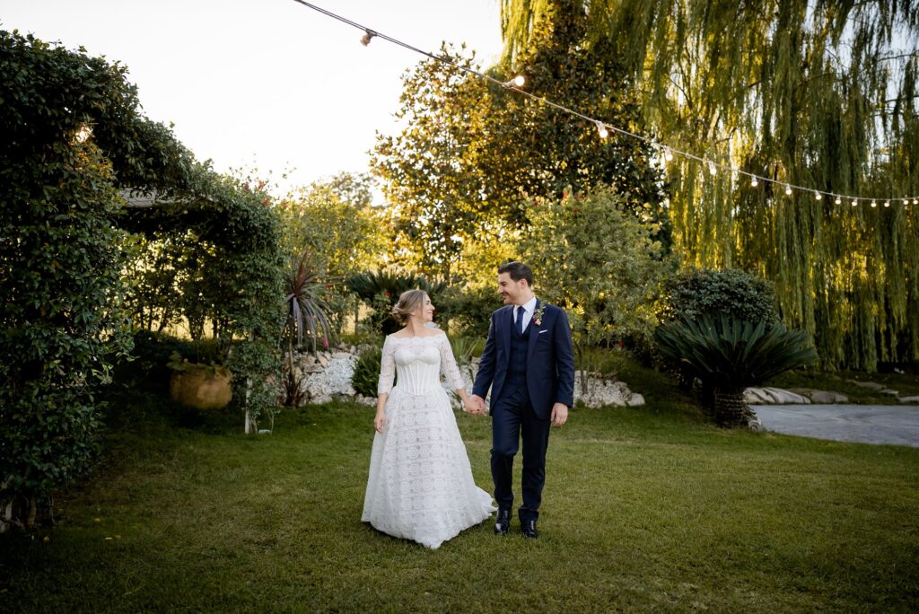 Gli sposi nel giardino del Castello Ducale con le lucine