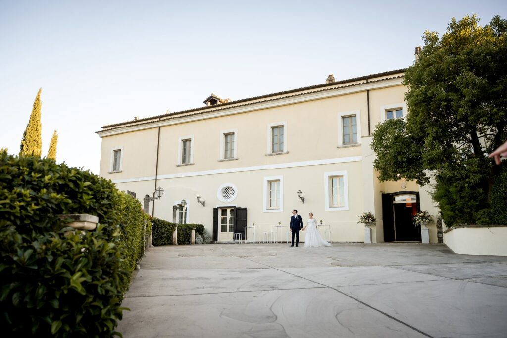 Gli sposi davanti alla facciata del Castello Ducale al tramonto