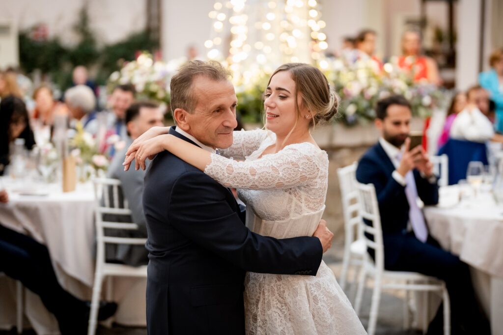 La sposa abbraccia il papà durante il ballo