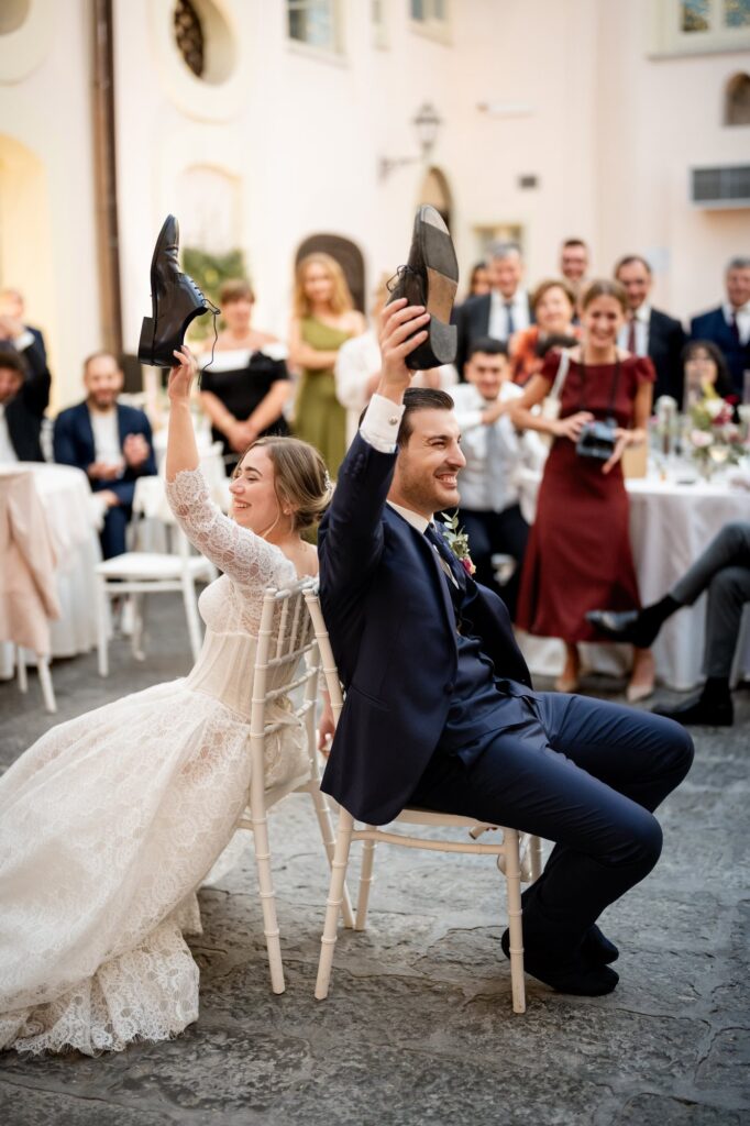 La sposa sollevata sulla sedia dagli amici