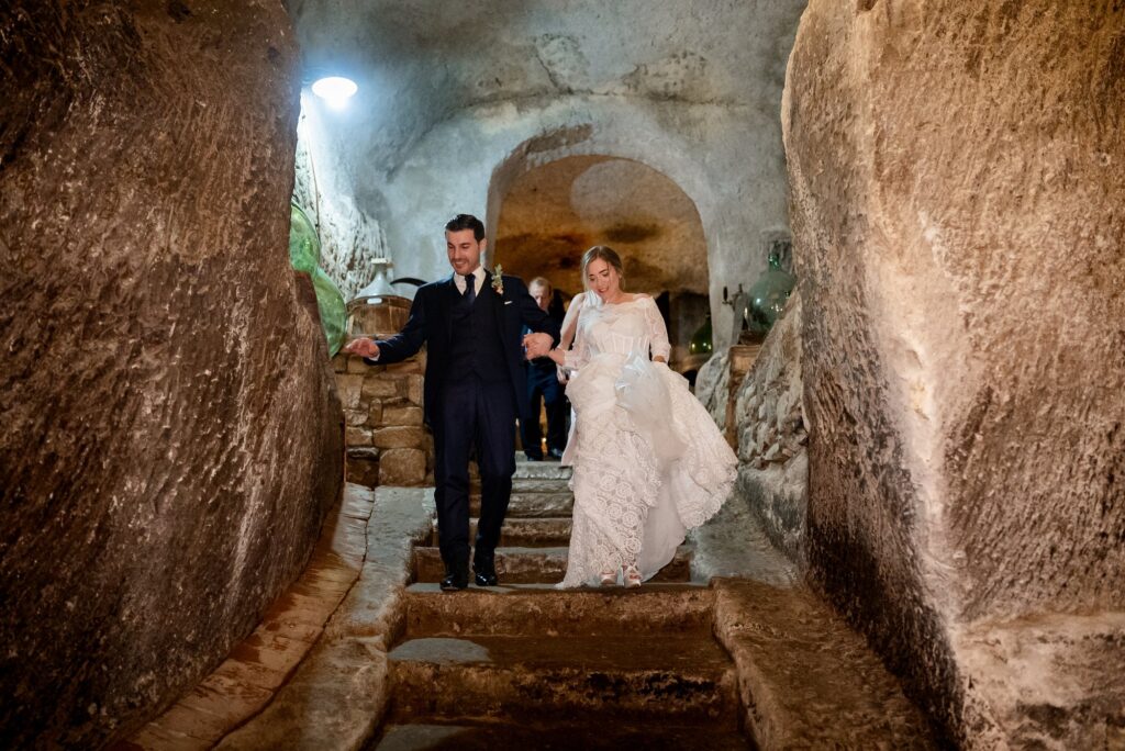 Gli sposi scendono nella cantina storica