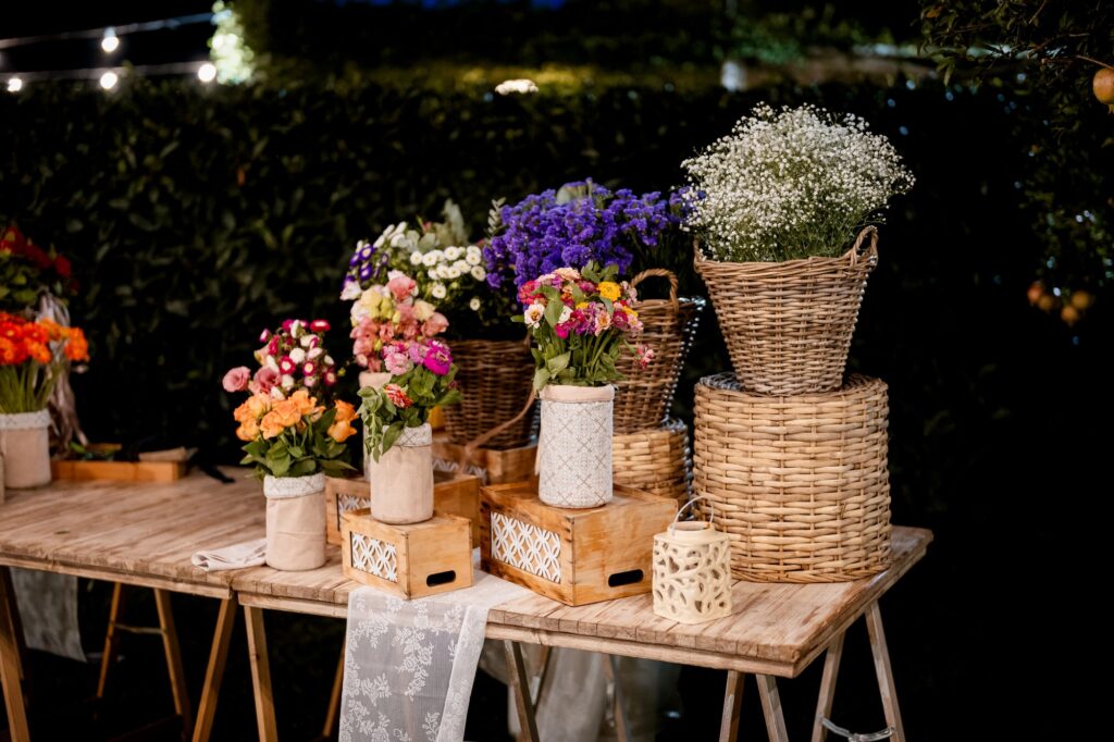 L'angolo dei fiori e delle ceste illuminato di sera