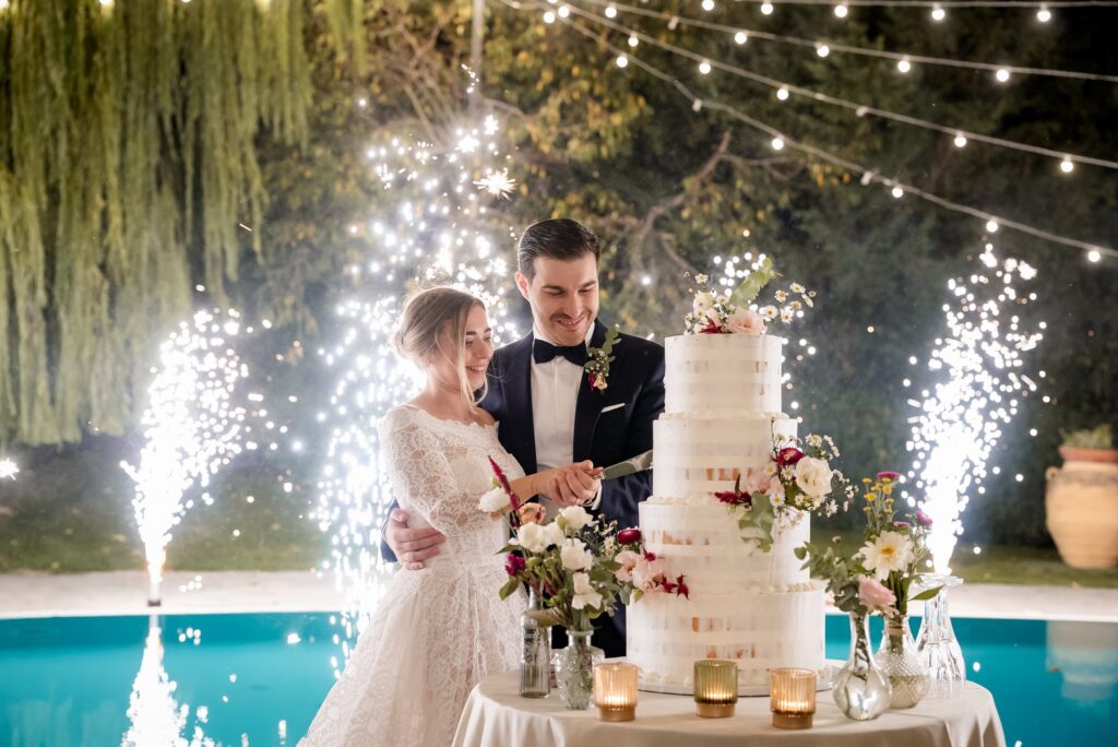 Il taglio della torta con le fontane luminose