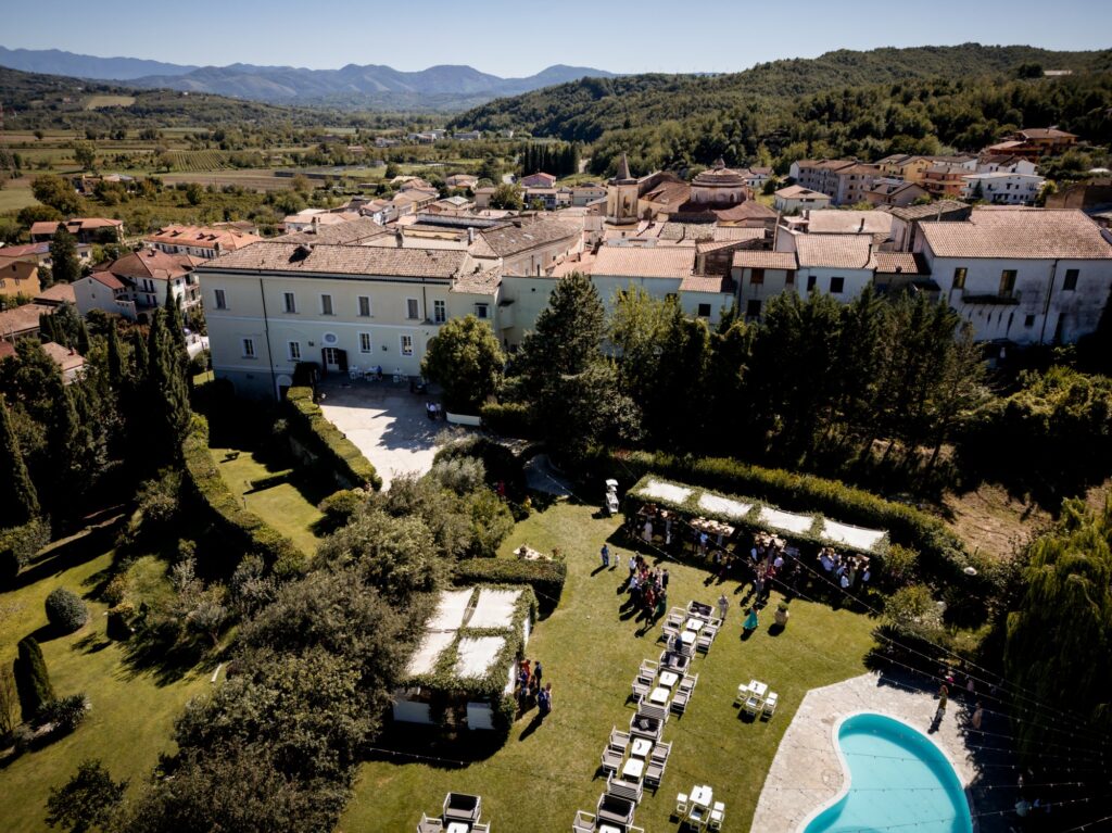 Veduta dall'alto del Castello Ducale di Castel Campagnano, con il giardino e la piscina
