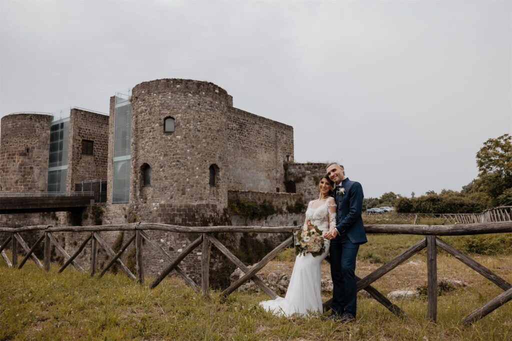 Francesco e Silvia davanti al castello di Calvi Risorta