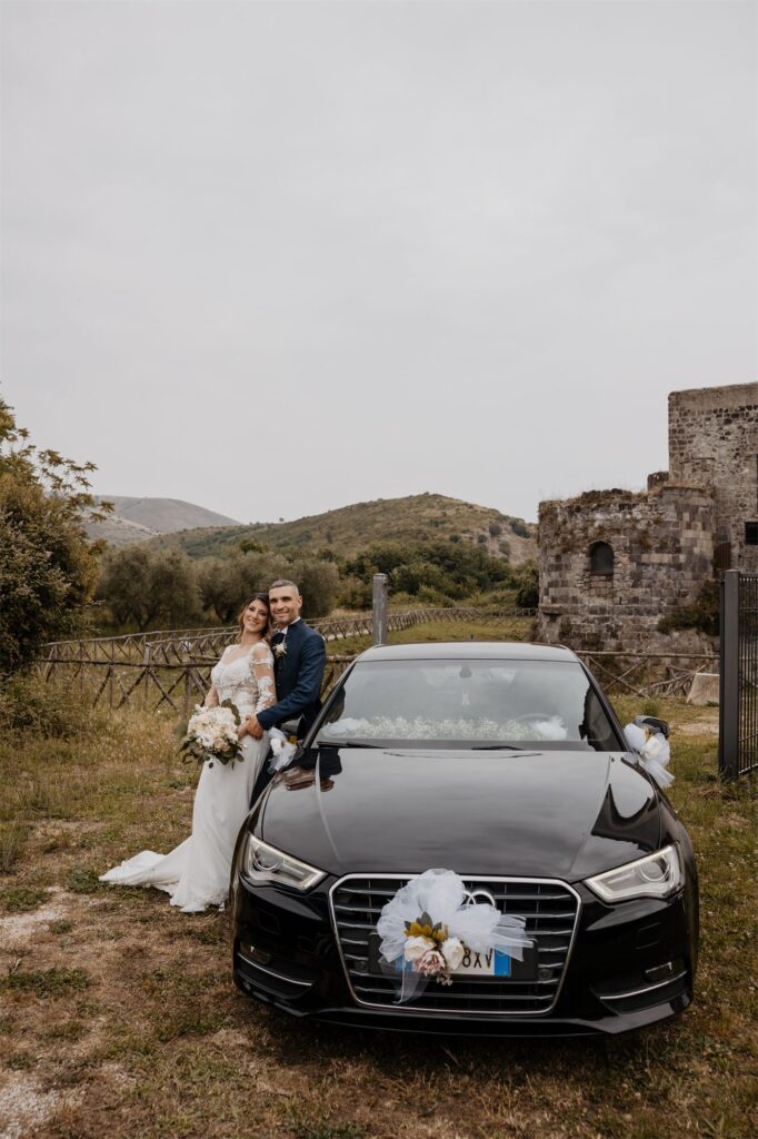 Francesco e Silvia davanti al castello di Calvi Risorta