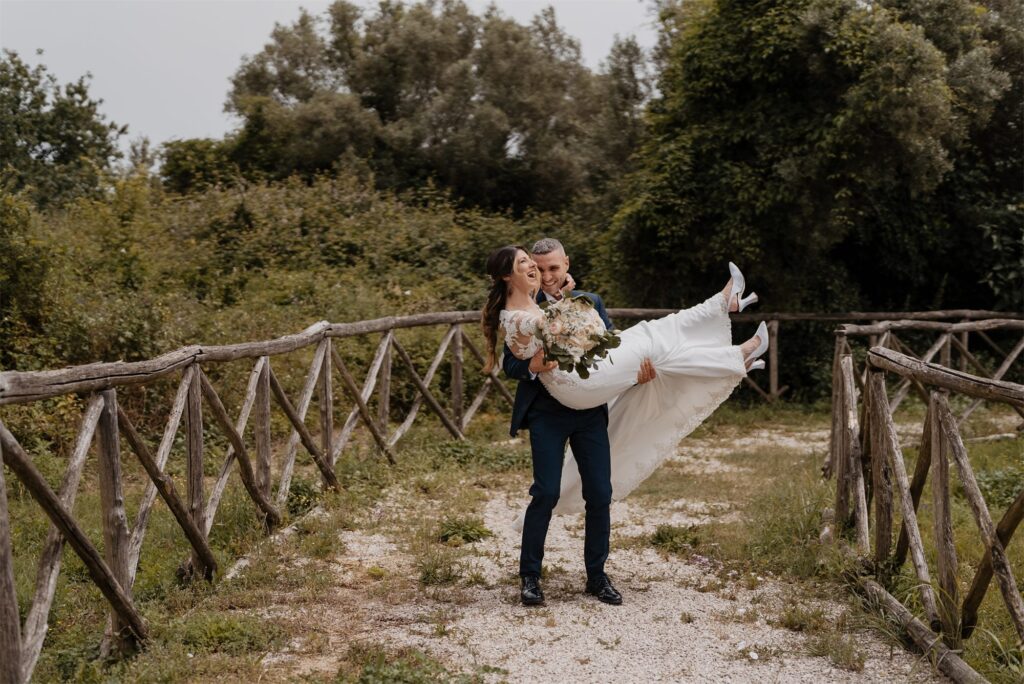 Francesco e Silvia davanti al castello di Calvi Risorta