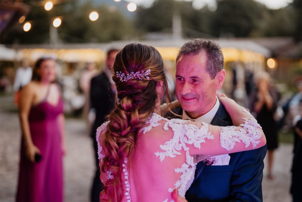 Balli e festa in giardino a Villa Samuel