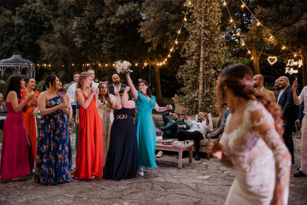 Balli e festa in giardino a Villa Samuel