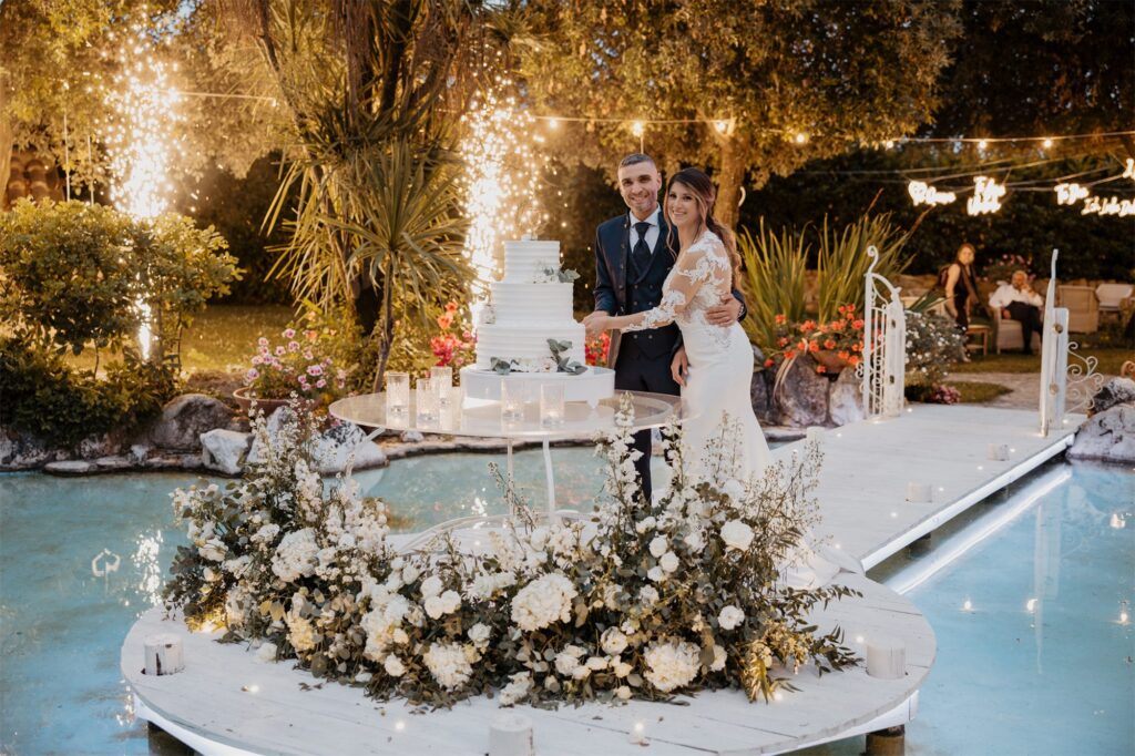 Taglio della torta a Villa Samuel con le fontane luminose