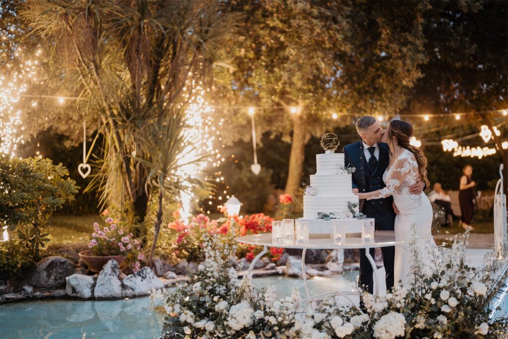 Taglio della torta a Villa Samuel con le fontane luminose