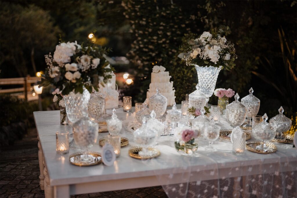Taglio della torta a Villa Samuel con le fontane luminose