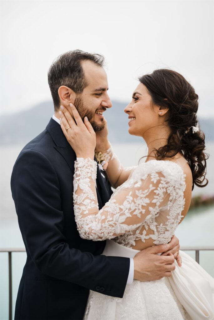 Foto di coppia di Francesco e Stefania a Villa Guarracino, Torre del Greco, davanti al mare