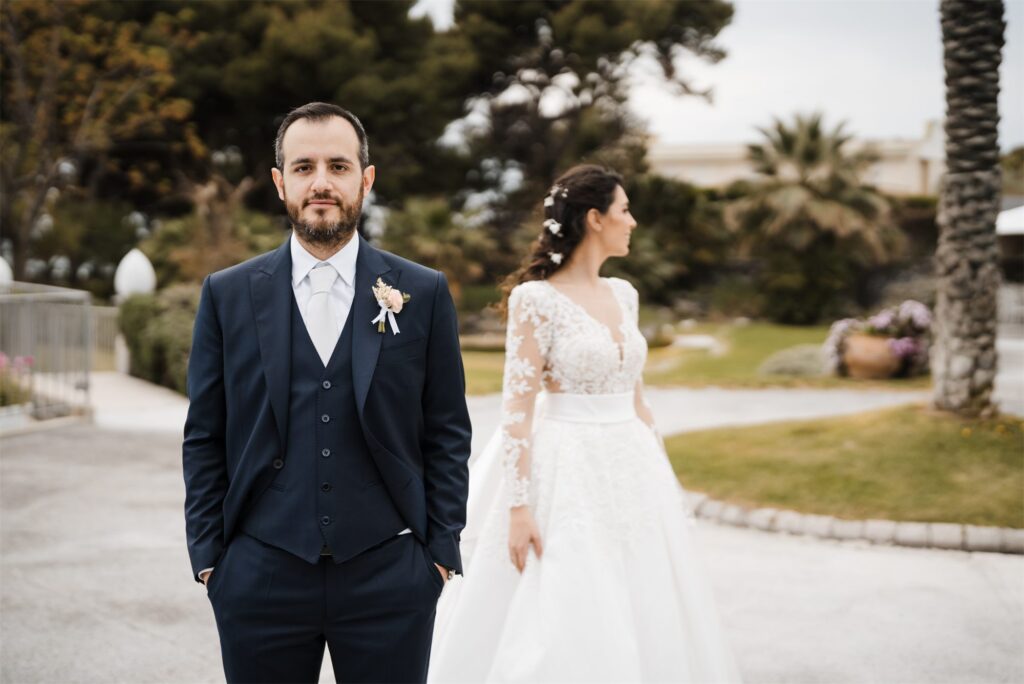 Foto di coppia di Francesco e Stefania a Villa Guarracino, Torre del Greco, davanti al mare