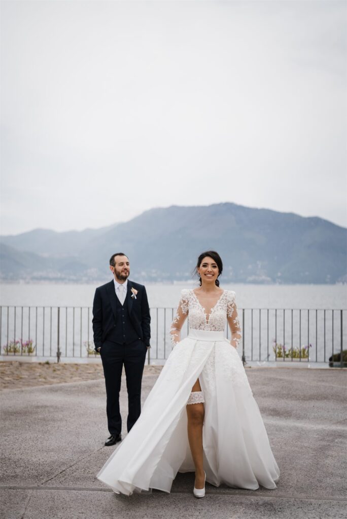 Foto di coppia di Francesco e Stefania a Villa Guarracino, Torre del Greco, davanti al mare