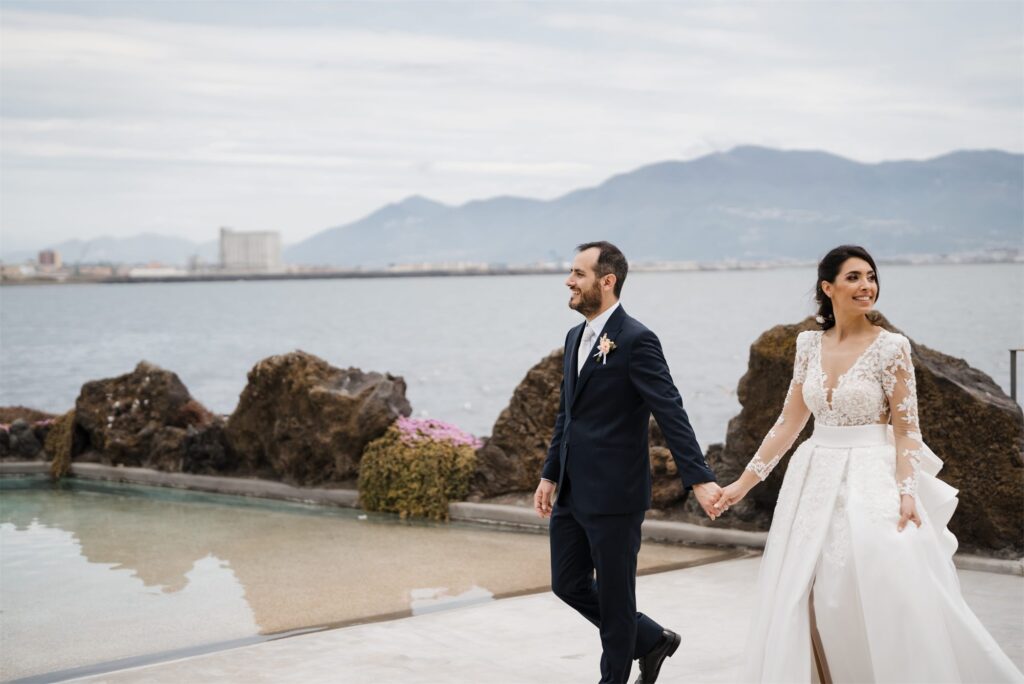 Foto di coppia di Francesco e Stefania a Villa Guarracino, Torre del Greco, davanti al mare