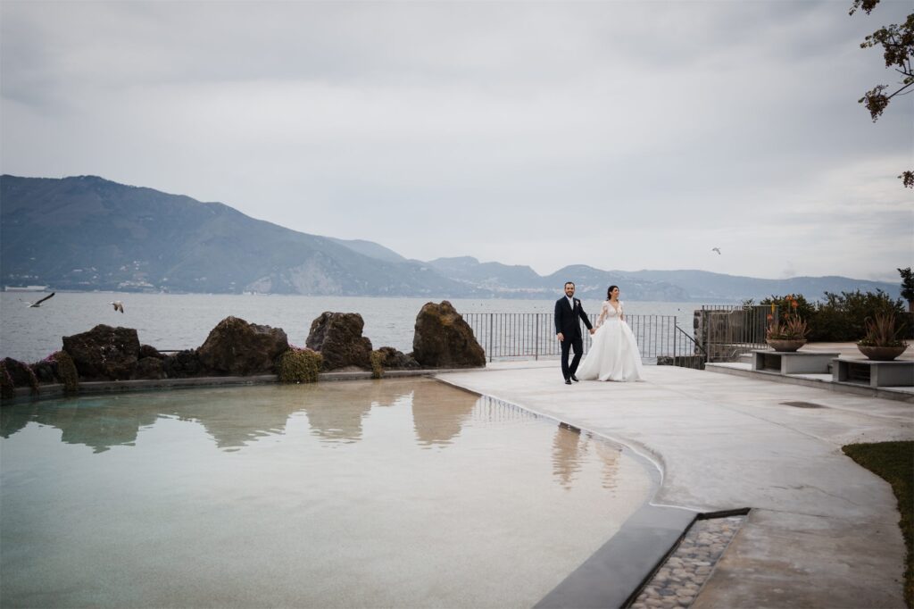 Francesco e Stefania tra terrazza, piscina e golfo a Villa Guarracino, Torre del Greco