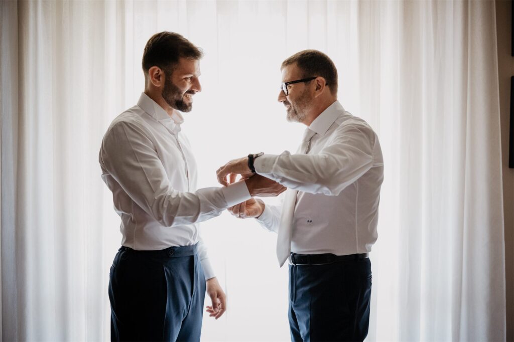 Il papà sistema il polsino a Francesco
