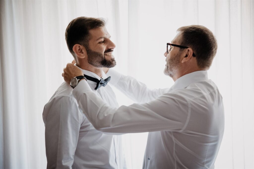 Il papà aiuta Francesco con il papillon