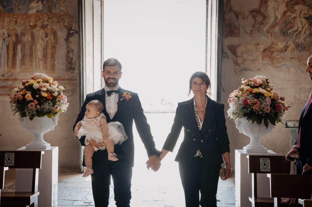 Francesco entra in basilica con la mamma e la piccola in braccio