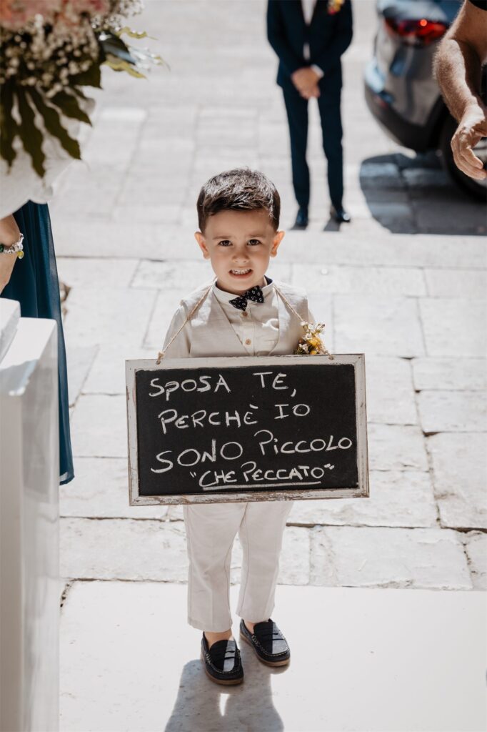 Il paggetto con il cartello "Sposa te, perché io sono piccolo"
