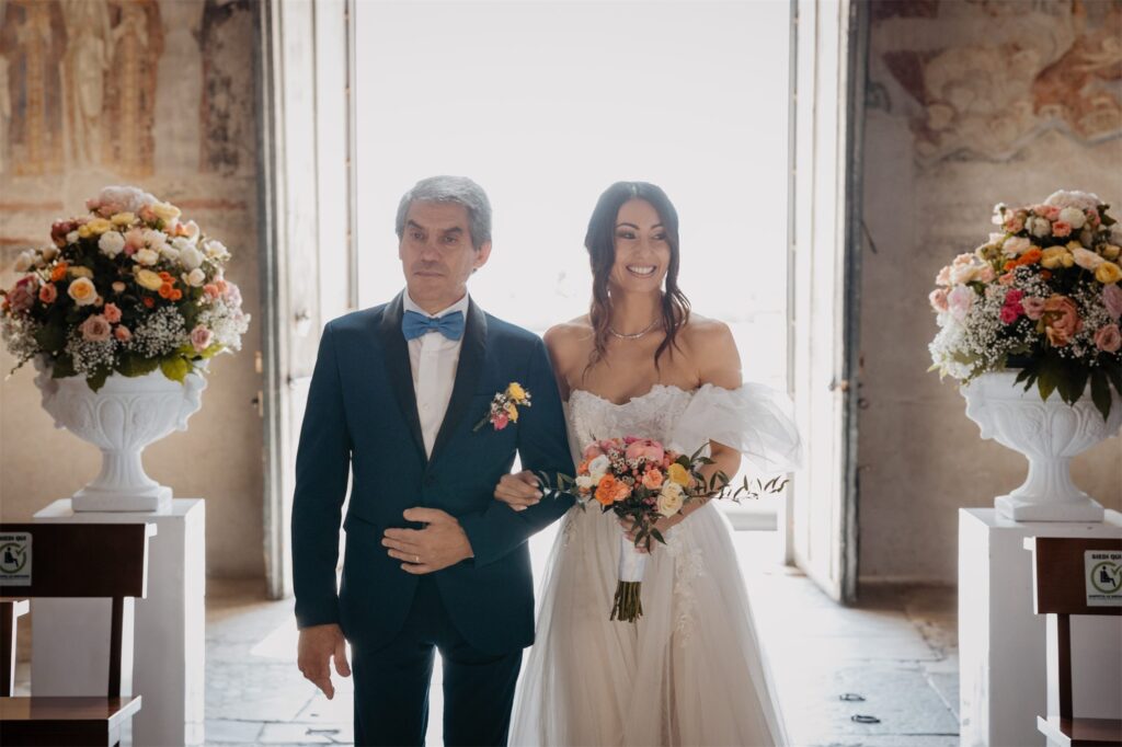 Tonia e il papà lungo la navata affrescata