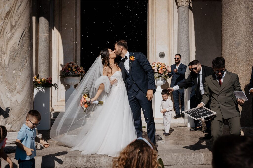Il bacio sul sagrato della basilica