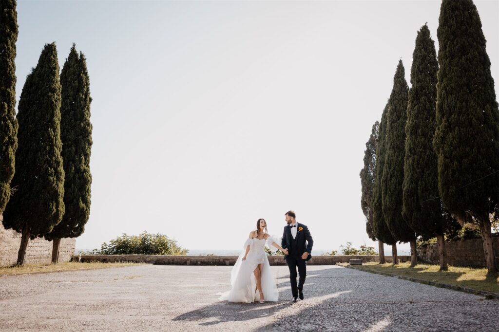 Gli sposi passeggiano tra i cipressi di Sant'Angelo in Formis