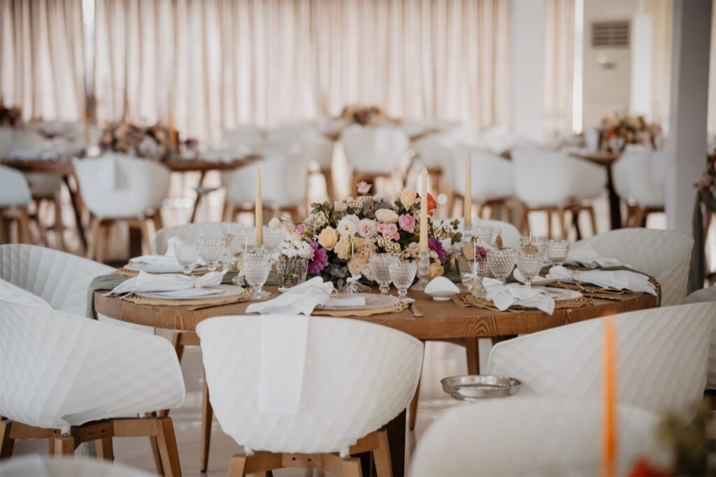 La sala di Masseria Falco apparecchiata