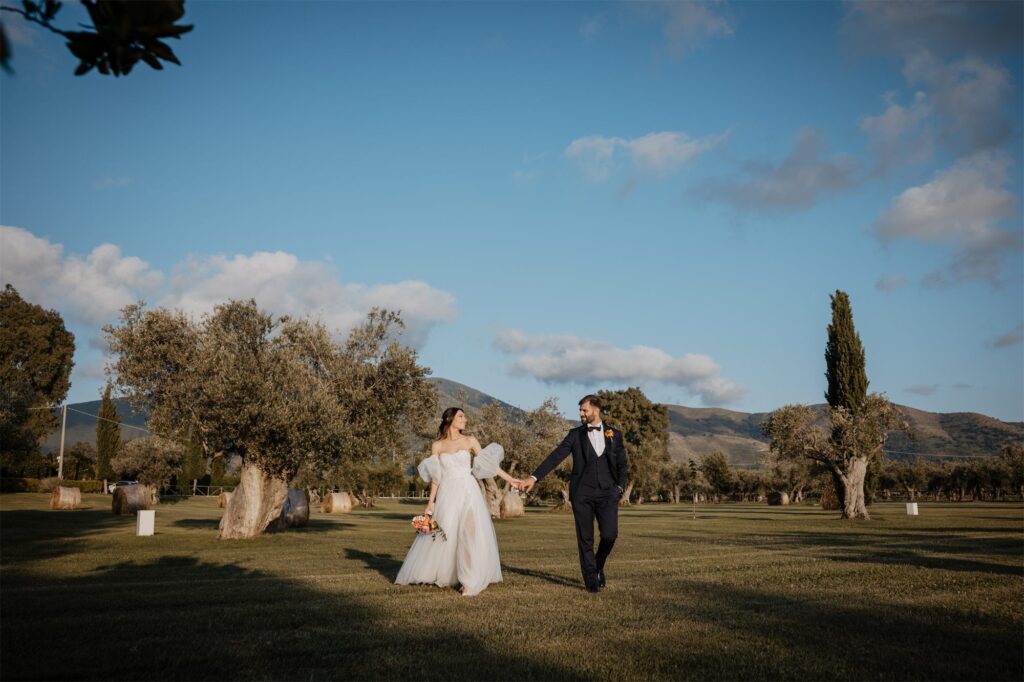 Francesco e Tonia tra gli ulivi secolari con i monti alle spalle