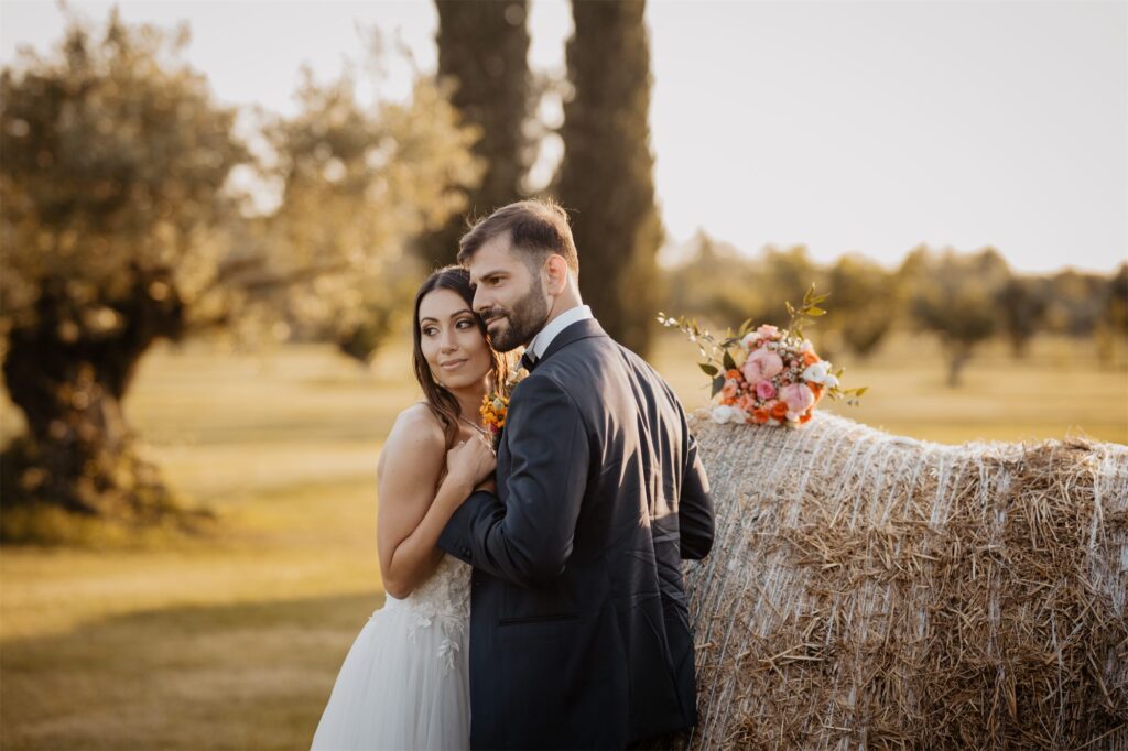 L'abbraccio di Francesco e Tonia al tramonto