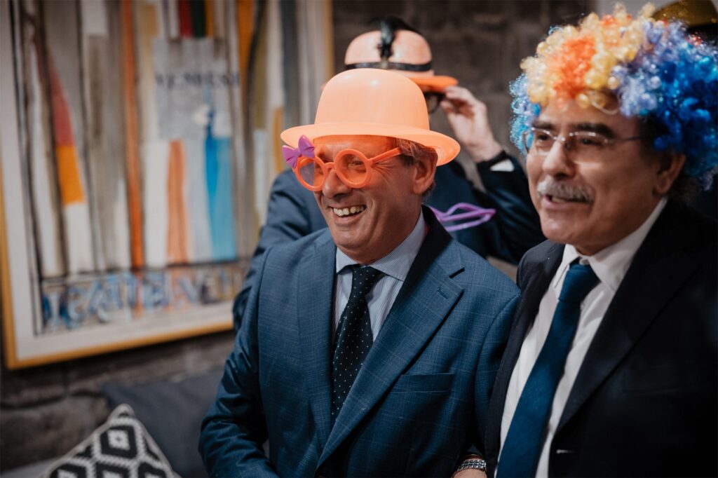 Costumi e parrucche nell'angolo divertente della festa
