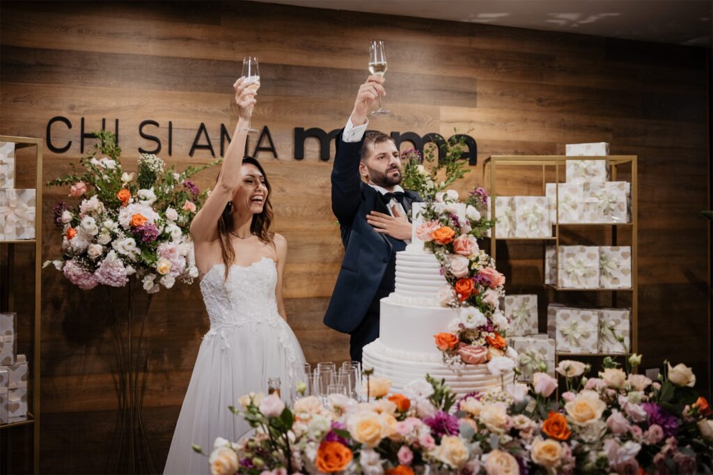Francesco e Tonia tagliano la torta