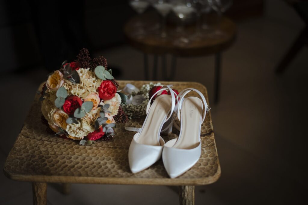 Bouquet e scarpe della sposa