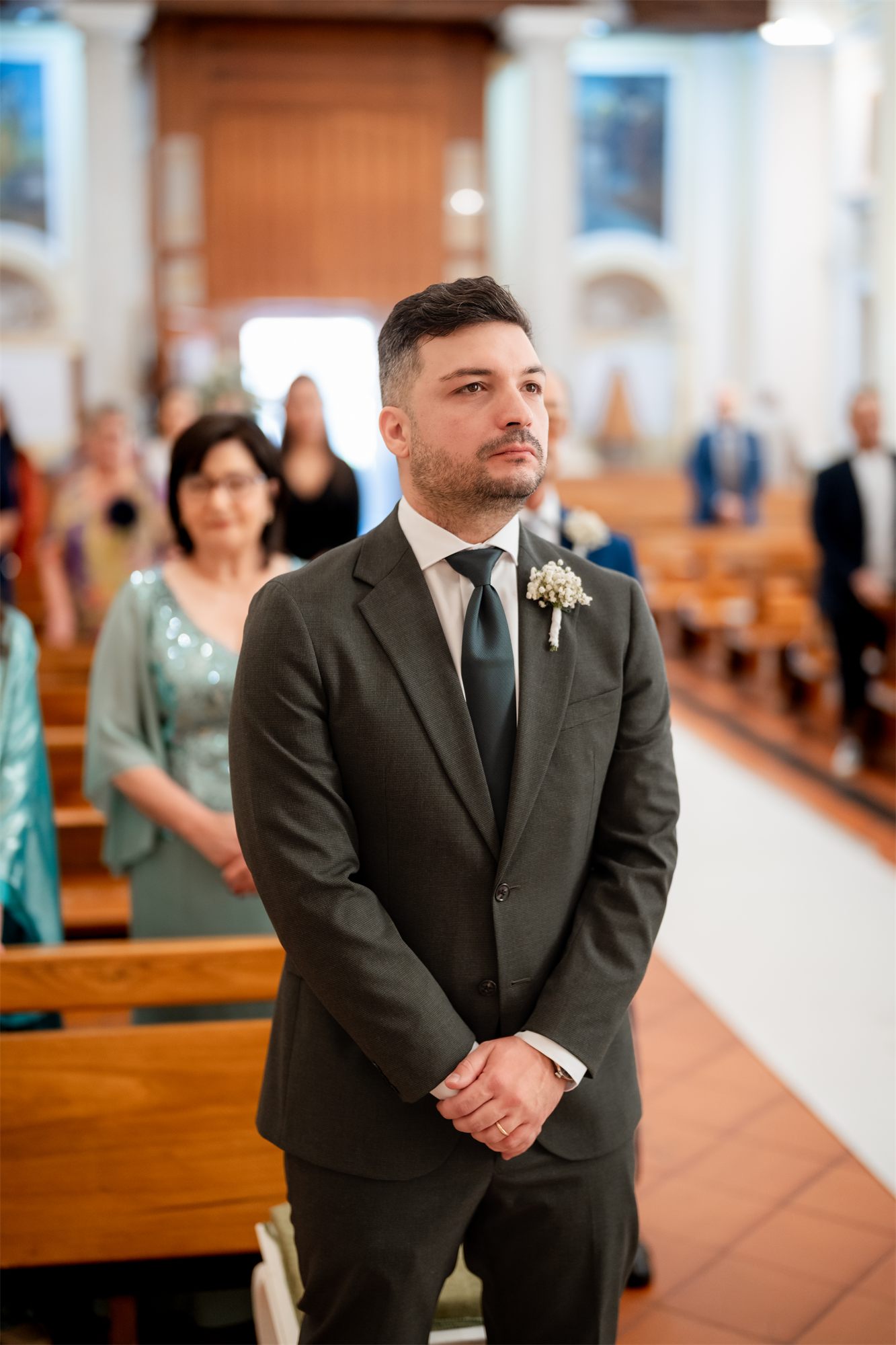 Marcello in attesa all'altare, in chiesa