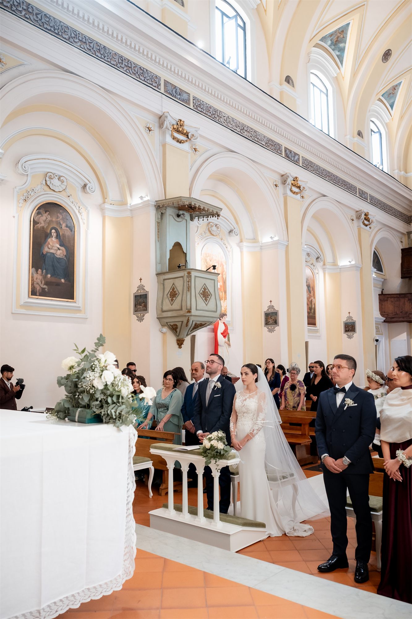 Panoramica della chiesa con gli sposi all'altare
