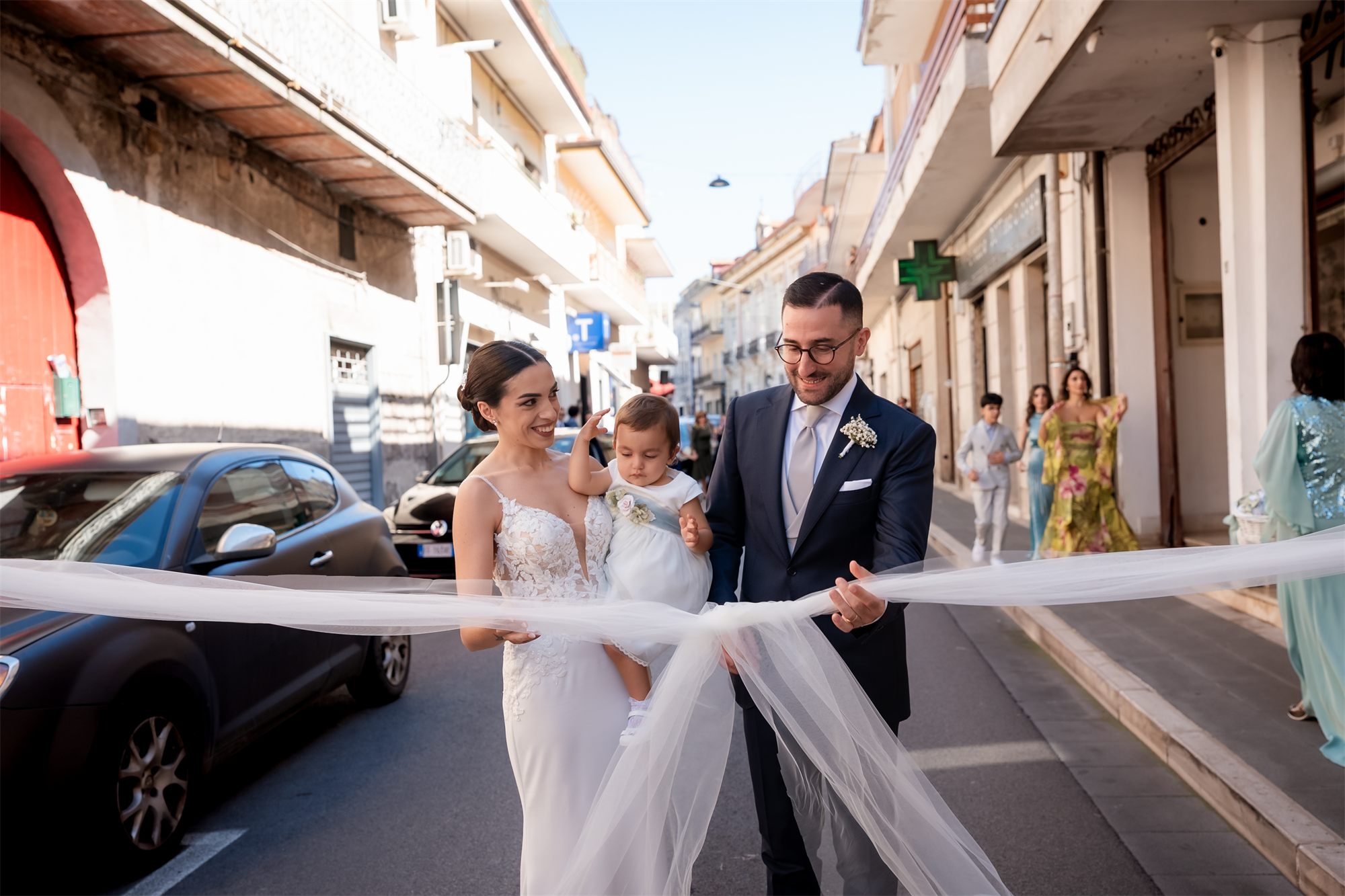 Il taglio del nastro bianco per strada dopo la cerimonia