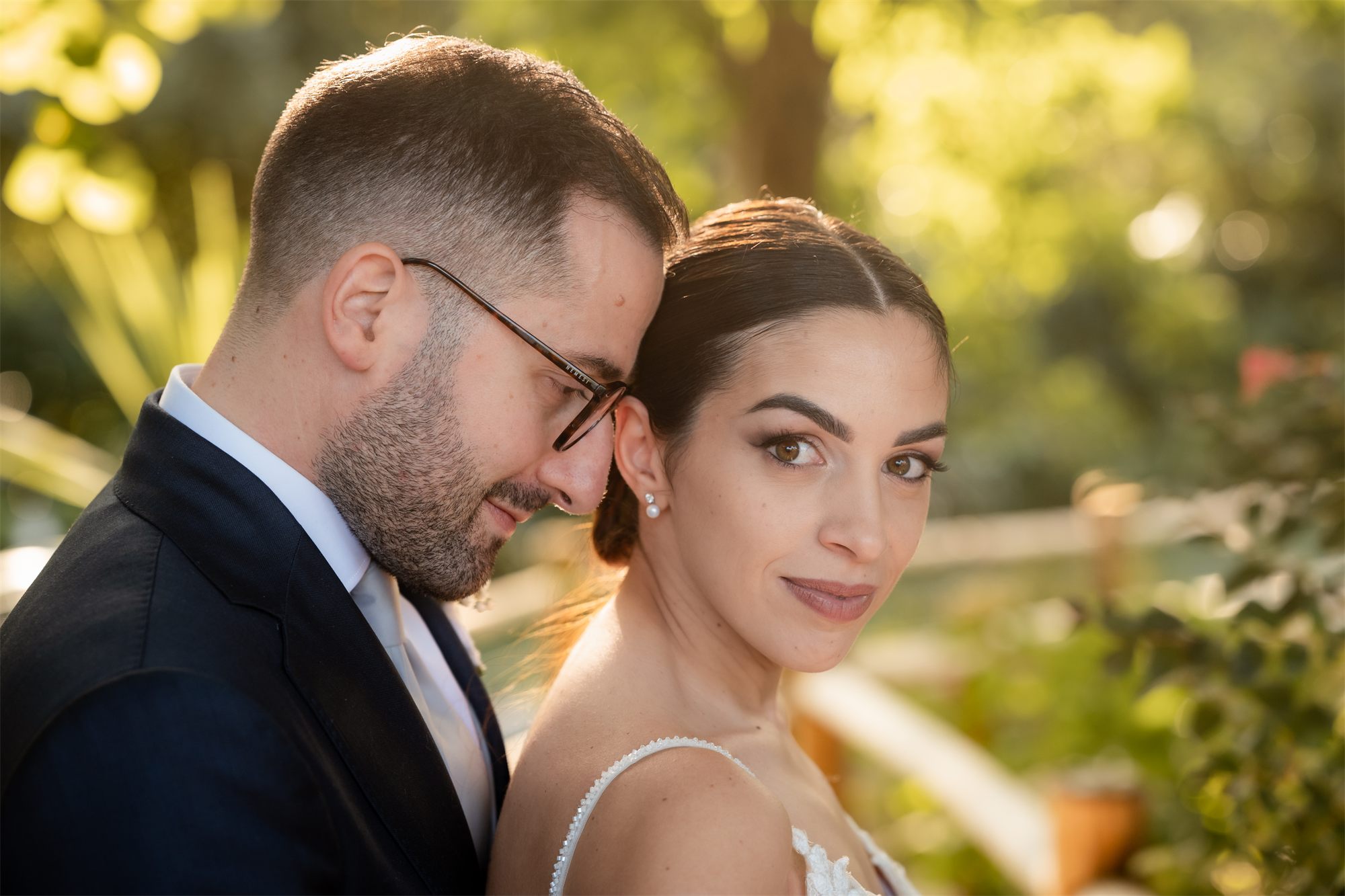 Primo piano di Marcello e Teresa nella luce dorata del giardino