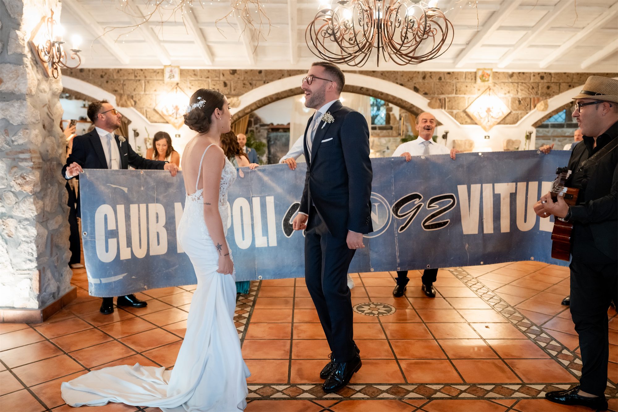 Marcello e Teresa passano sotto lo striscione del Club Napoli Vitulazio