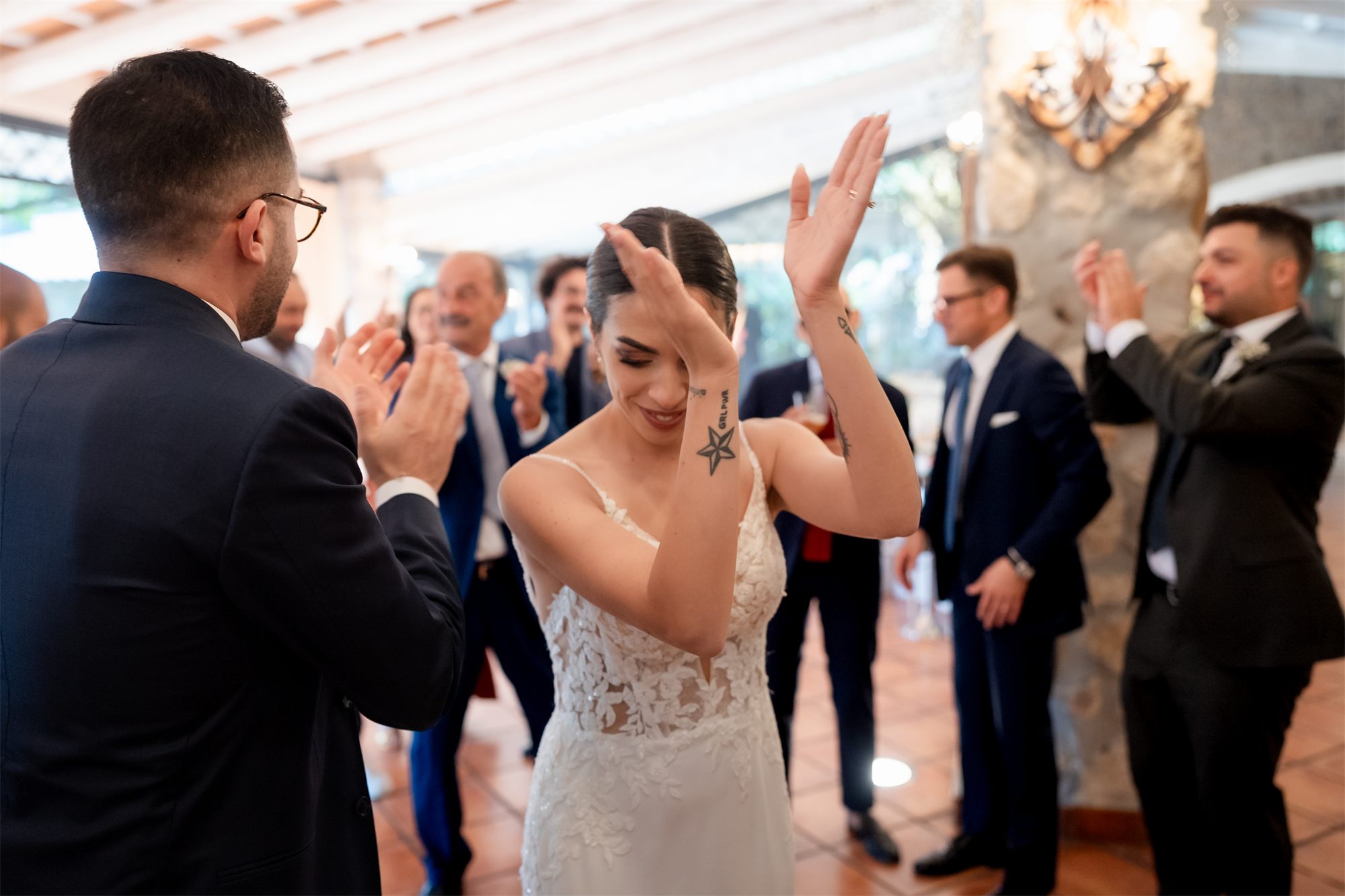 Teresa balla tra gli invitati